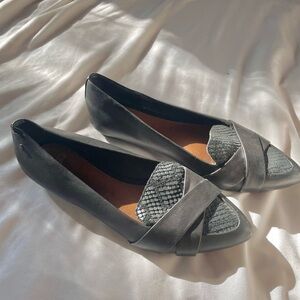 UGG Leather 7.5 Black Flats